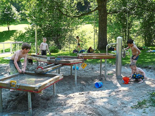 An einem heißen Sommertag tut kühles Wasser gut, so auch beim Sporttag der Grundschule Leidringen.  Foto: Urbanietz Foto: Schwarzwälder-Bote