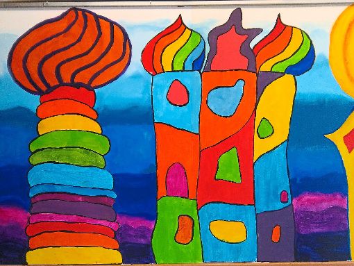 Nach diesen Entwürfen im Hundertwasser-Stil von den Schülern der vierten Klasse der Richard-Dorer-Schuler entworfen, könnte das Buswartehäuschen an der Inselklause gestaltet werden. Foto: Kommert Foto: Schwarzwälder-Bote