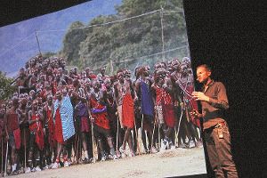 Der Kölner Fotojournalist und Afrika-Kenner Hartmut Fiebig war zum dritten Mal Gast von story vs. Diesmal erzählte er in der Neuen Tonhalle in Villingen von seiner derzeitigen Wahlheimat Kenia.  Foto: Heinig Foto: Schwarzwälder-Bote