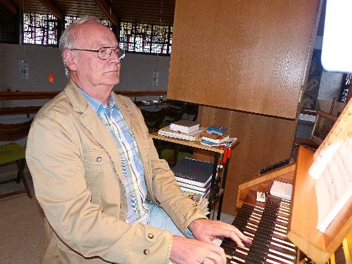 An der Gütenbacher Klais-Orgel ist er zuhause: Gerold Scherzinger. Gerne spielt er Bach oder französische Romantiker und gibt sich der freien Improvisation hin.  Foto: Kouba Foto: Schwarzwälder-Bote