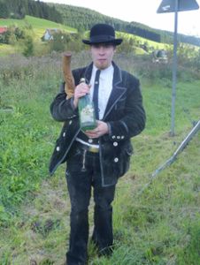 Die vor fünf Jahren am Rohrbacher Ortsschild vergrabene Schnapsflasche hat Mario Ketterer nach  kurzer Suche gefunden. Foto: Schwarzwälder-Bote