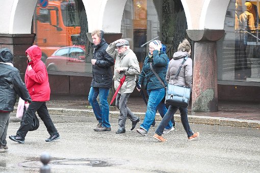 Angst um den Hut hatten am Dienstag wohl einige Passanten rund um den Marktplatz. Dort hiel Sturmtief Niklas Einsatzkräfte und Aufräumer auf Trab. Foto: Schwark