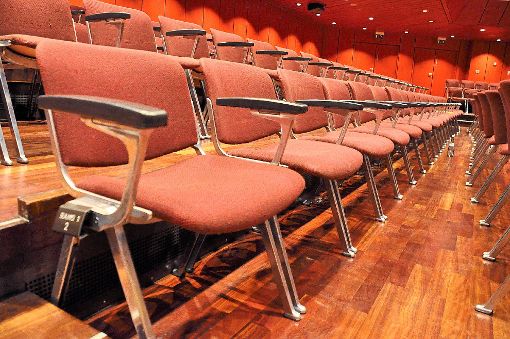 Sie haben bald  ausgedient: die Stühle in der Balinger Stadthalle (links). Die neuen (rechts) sind bereits bestellt.  Foto: Ungureanu/Hauser Foto: Schwarzwälder-Bote