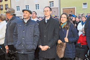 Die Kandidaten vor dem Rathaus am Wahlsonntag: Andreas Schreiber (von links), Heiko Zorn (im Hintergrund)  und Micha Bächle, der die meisten Stimmen erhalten hat. Foto: Sigwart Foto: Schwarzwälder-Bote
