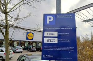 Auf dem Lidl-Parkplatz in der Geroldsecker Vorstadt werden die Kennzeichen der einfahrenden Autos von einer Kamera erfasst. Verlässt das Fahrzeug den Parkplatz innerhalb von 60 Minuten wieder, wird das Foto gelöscht. Andernfalls wird eine Strafe fällig. Foto: Terkowsky
