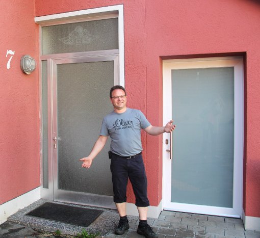 Der Anbau mit der neuen Toilette bescherte dem Feuerwehrhaus zwei nebeneinanderliegende Eingänge.  Foto: Schmidt Foto: Schwarzwälder-Bote