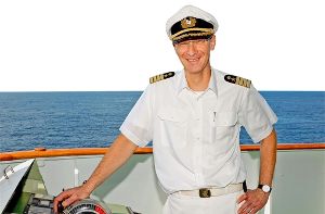 Seit November steuert Kapitän Elmar Mühlebach das „Traumschiff“ von Hafen zu Hafen Foto: Reederei Deilmann