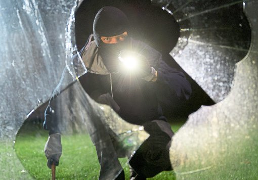 Mit einem Sprung durch die Glasscheibe einer Terrassentür hat ein unbekannter Einbrecher in Göppingen das Weite gesucht. (Symbolbild) Foto: dpa