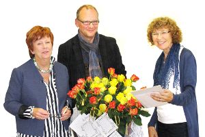 Mit einem großen Blumenstrauß bedanken sich Schulleiterin Katharina Hirt und Konrektor Mario Munding für  das gesamte Kollegium bei Jubilarin    Irene Winz (von links). Foto: Schule Foto: Schwarzwälder-Bote
