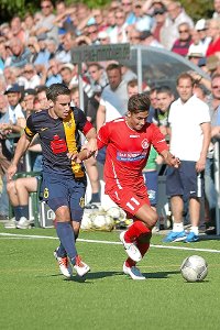 Laufduell zwischen Gino Pace vom FC Singen und dem Bad Dürrheimer Nico Tadic (rechts).  Foto: Morat Foto: Schwarzwälder-Bote