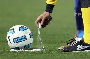 Das Freistroßspray kommt in der Fußball-Bundesliga ab Mitte Oktober zum Einsatz. Foto: dpa