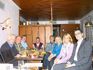 Über den Rettungsdienst im Zollernalbkreis haben sich Mitglieder des CDU-Ortsverbands Rosenfeld und Gäste  bei Heiko Lebherz (rechts) informiert. Foto: May Foto: Schwarzwälder-Bote