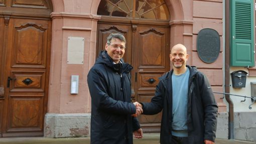 Bürgermeister Bruno Metz (links) gratuliert Heilpädagoge  Sebastian Krauß  zum Einzug in die neuen Räume im Spitalgebäude. Foto: Decoux