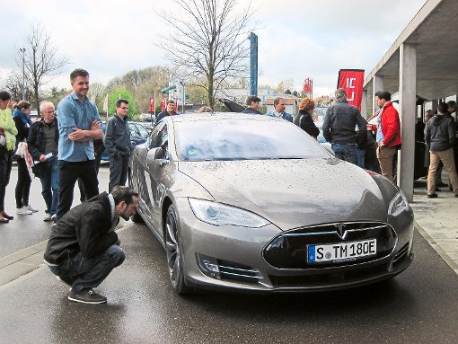 Besucher inspizieren den   Tesla Model S Foto: Rajsp Foto: Schwarzwälder-Bote