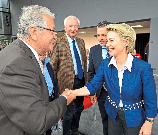 Ursula von der Leyen begrüßt  Franz Schuhmacher (links) und Hansjörg Häfele, links neben der Ministerin der Bundestagsabgeordnete Thorsten Frei. Foto: Sigwart