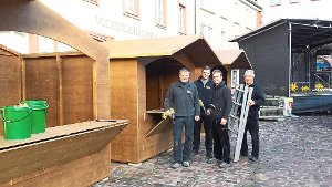 Es weihnachtet: Ralf Stöckle, Bastian Gunther, Sascha Heinig und Gerhard Heizmann (von links) von Holzbau Lauffer bauten gestern die Hütten für den Markt auf dem Münsterplatz auf. Foto: Klausner