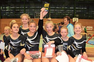 Stolz präsentieren die Balinger Juti-C-Mädels, die Trophäe für den zweiten Platz im Landesfinale.  Foto: Bareth Foto: Schwarzwälder-Bote