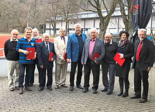 Der Ortsvereinsvorsitzende Manfred Schwanzer (mit blauem Jackett) ehrt verschiedene SPD-Mitglieder. Foto: SPD Foto: Schwarzwälder Bote