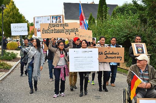 Marsch zur Wellendinger Festhalle: Exil-Kambodschaner demonstrieren für die Freilassung eines Oppositionspolitikers und demokratische Grundrechte, die sie in ihrem Land vermissen.  Foto: Riedlinger