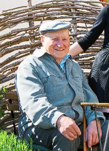 Der 90-jährige Hans Sautter genießt die Sonne auf der Bank vor seinem Haus.   Foto: Privat Foto: Schwarzwälder-Bote