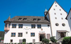 Das Rathaus von Rohrdorf mit seinen historischen Schätzen besucht der Monatstreff des  Schwarzwaldvereins Neuweiler.  Foto: Schabert Foto: Schwarzwälder-Bote