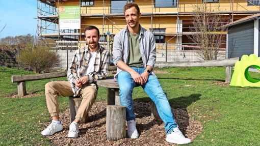 Felix Laufer (20 Jahre, links) und Fabian Müller (34 Jahre) im Spielgarten der Stadtkäfer in Bad Dürrheim. Foto: Cornelius Rück