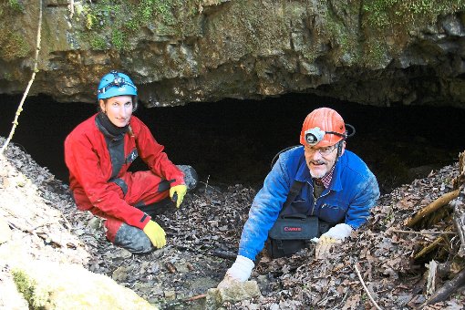 Wolfgang Strittmatter führt Daniela Schmieder unter anderem  in die Mauserhöhle, wo sie die Winterquartiere der Fledermäuse kontrolliert.   Foto: Danner