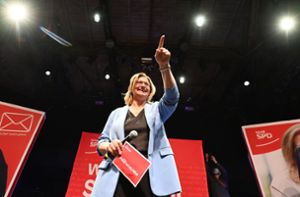 SPD-Spitzenkandidatin Anke Rehlinger lässt sich auf der Wahlparty feiern. Foto: dpa/Boris Roessler