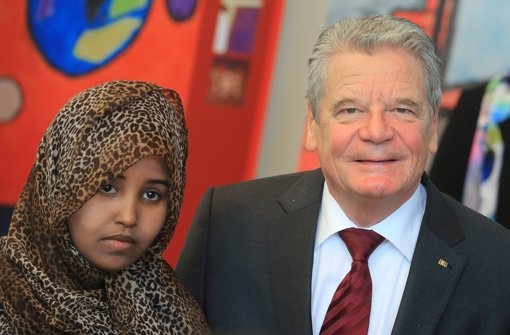 Der Bundespräsident setzt in der Debatte um die deutsche Flüchtlingspolitik klare Zeichen: In Magdeburg traf der die Somalierin Faduma Ali Khalif vom Flüchtlingshilfe-Verein Refugium. Foto:  