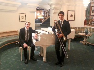 Kevin Dilper (links) und der erst 14-jährige Posaunist Darius Finkbeiner  glänzten mit einem  Konzert in der Hotelhalle des Hotels Traube Tonbach.  Foto: Jugendmusikschule Foto: Schwarzwälder-Bote