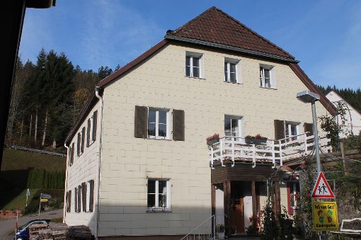 Im ehemaligen Pfarrhaus soll eine Gaststätte eingerichtet werden. Der Gütenbacher Gemeinderat zeigt sich mit dem Plan einverstanden. Foto: Hajek Foto: Schwarzwälder-Bote