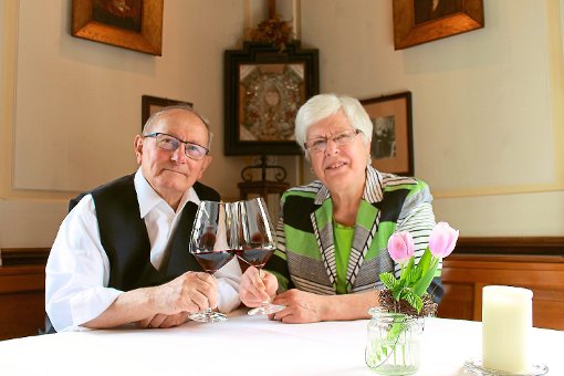 Alfred und Hildegard Neumaier vom Hofstetter Gasthaus Drei Schneeballen feiern morgen ihre goldene Hochzeit. Foto: Störr Foto: Schwarzwälder-Bote