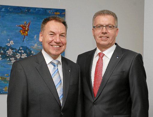Die Volksbank-Vorstände Joachim Calmbach (links) und Edgar Luippold Foto: Volksbank Foto: Schwarzwälder-Bote