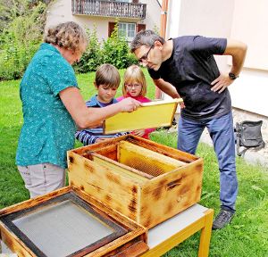 Barbara Hanke, die Vorsitzende des Imkervereins St. Georgen, gibt Einblick in das Leben von Bienenvölkern. Foto: Hübner Foto: Schwarzwälder-Bote