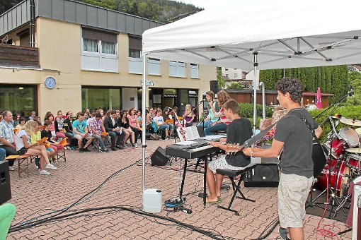 Einen erlebnisreichen Gottesdienst mit anschließender Party feierten rund 50 Jugendliche am Samstag im Höfener Freibad.  Foto: Helbig Foto: Schwarzwälder-Bote