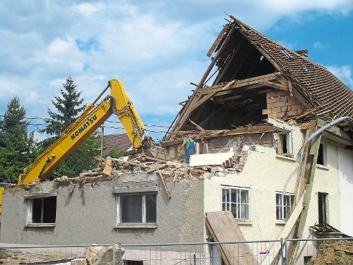 Ein weiteres altes Bauernhaus wird derzeit in Dauchingen abgerissen: Das Jose Hus in der Wilhelm- Feder-Straße muss einem Neubau weichen.   Foto: Preuß Foto: Schwarzwälder-Bote
