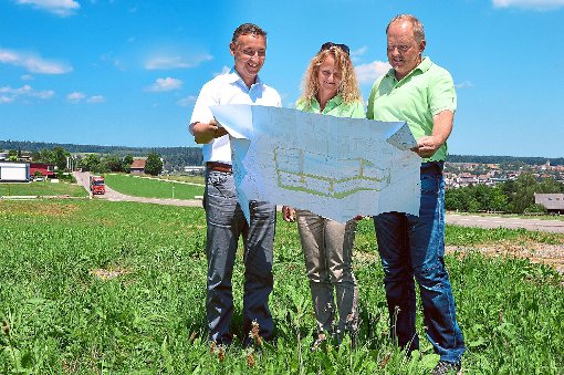 Hary Rajzl und Anja Neubert zusammen mit Bürgermeister Feeß (links) auf dem Grundstück, auf dem das Sportzentrum entstehen soll. Foto: Krause Foto: Schwarzwälder-Bote