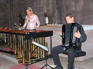 Jasmin Kolberg und  Ulrich Schlumberger schufen mit ihrer Musik ein schimmerndes Klangnetz. Foto: Selter-Gehring Foto: Schwarzwälder-Bote