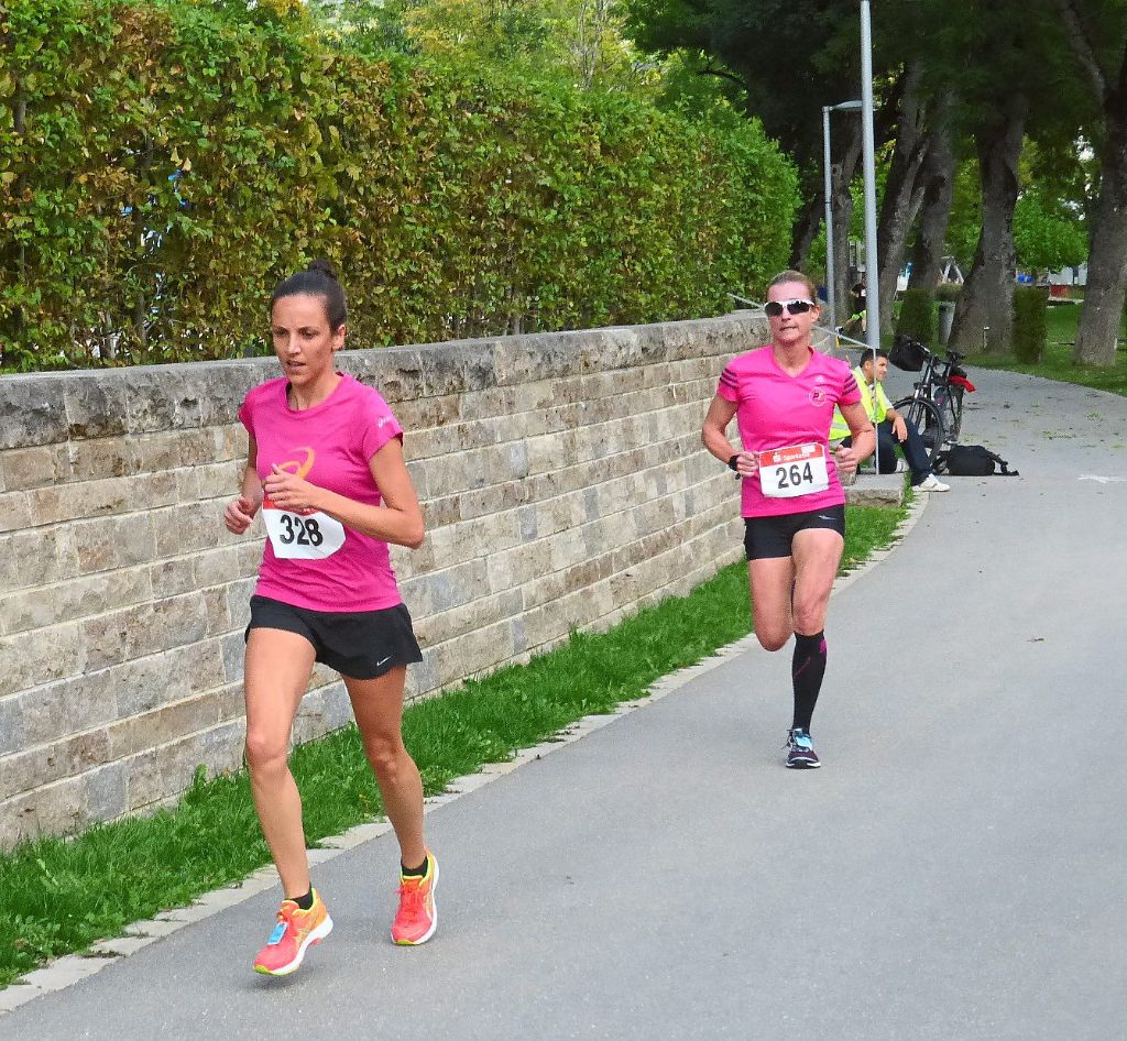Tamara Walter von der LG Calw  (links) war gut drauf und belegte Platz vier über 10 Kilometer. Hier läuft sie noch vor der späteren Dritten,  Catrin Götz aus Reutlingen. Foto: Krehl