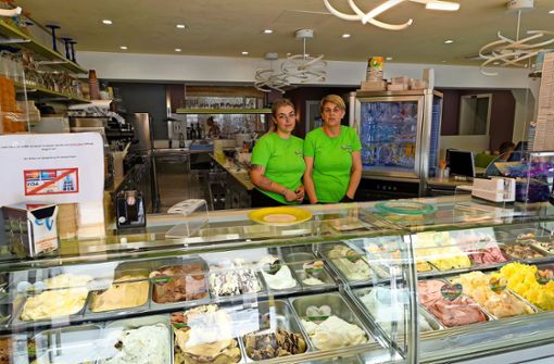 Chiara (links) und Maria Marrocu freuen sich, im Eiscafé Venezia an heißen Tagen eine kühle Erfrischung bieten zu können. Foto: Schneider