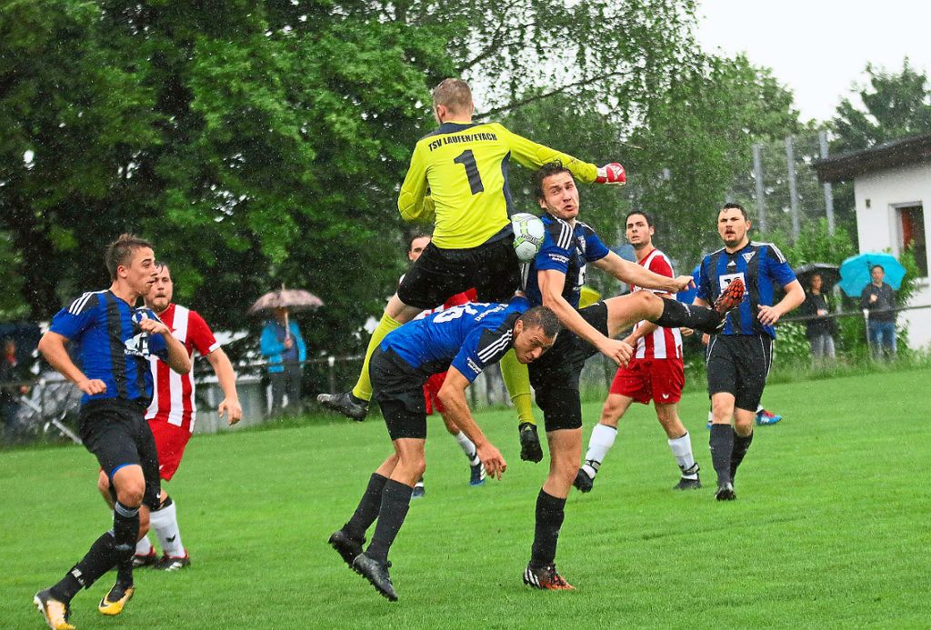 Gleich mehrfach vergab der TSV Geislingen im Entscheidungsspiel gegen den TSV Laufen seine Chancen und wurde am Ende bestraft: Laufen siegte mit 4:1.