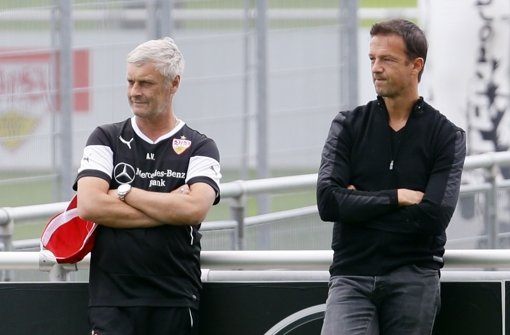 VfB-Sportvorstand Fredi Bobic (rechts, mit Trainer Armin Veh) zeigt sich in der VfB-Krise kämpferisch: Ich bin nicht der Typ, der hinwirft. Foto: Pressefoto Baumann