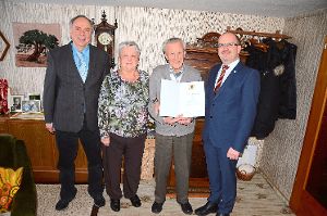 Zum 90. Geburtstag von Erich Dieterle  gratulierten neben seiner Frau Berta auch Bürgermeister Christoph Enderle (rechts) und der stellvertretende Ortsvorsteher Karl Pfau. Foto: Schwark Foto: Schwarzwälder-Bote