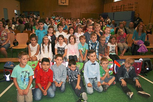 23 Erstklässler sind gestern Nachmittag in der Turnhalle der Grundschule Sickingen eingeschult worden. Foto: Midinet Foto: Schwarzwälder-Bote