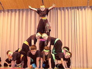 Künstler aus nah und fern verzauberten beim Jubiläumsfest  der Roggenbachschule in Unterkirnach das Publikum mit vielen zirzensischen Höhepunkten.  Fotos: Disch Foto: Schwarzwälder-Bote