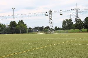 Der alte Kunstrasen  auf dem Dotternhausener Sportplatz soll entfernt und durch einen neuen Belag ersetzt werden . Foto: Müller Foto: Schwarzwälder-Bote