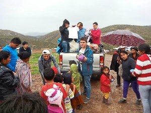 Simon Weißer aus St. Georgen ist in Peru  dabei, als gesammelte Kleider an die Menschen weit draußen in der Provinz verteilt werden.  Fotos: Weißer Foto: Schwarzwälder-Bote