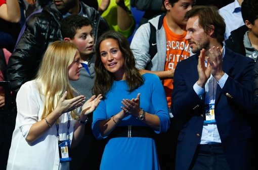 Applaus für Roger Federer: Pippa Middleton (Mitte) hat am Donnerstagabend das Ausscheiden des Schotten Andy Murray bei der 13. ATP-WM in London hautnah mitverfolgt. Foto: Getty Images Europe