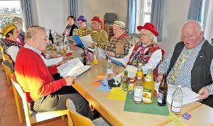 Fröhliches Liedersingen stimmte die Narren auf die Göttelfinger Seniorenfasnet ein. Fotos: Morlok Foto: Schwarzwälder-Bote