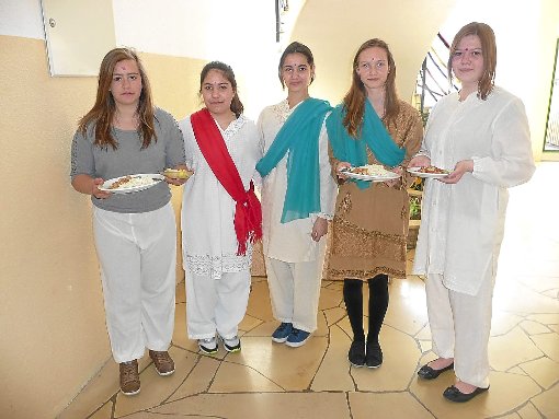 Julia, Asime, Nesliah, Loreen und Gina bereiten im Rahmen ihrer Projektprüfung in traditioneller Kleidung ein indisches Menü zu.  Foto: Suttheimer Foto: Schwarzwälder-Bote